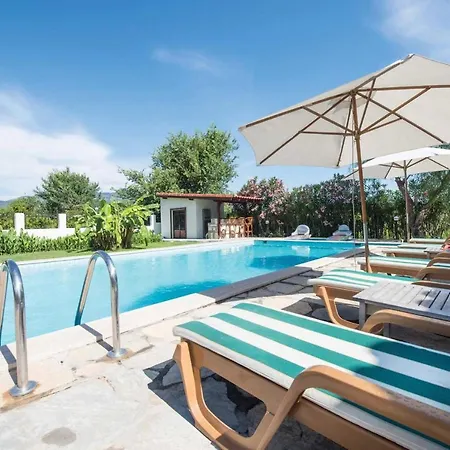 Sleeps 6 Air Con Wifi Villa