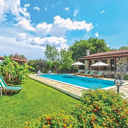 Sleeps 6 Air Con Wifi Villa