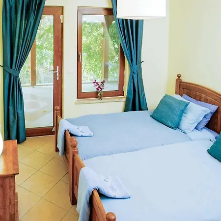 Sleeps 6 Air Con Wifi Villa